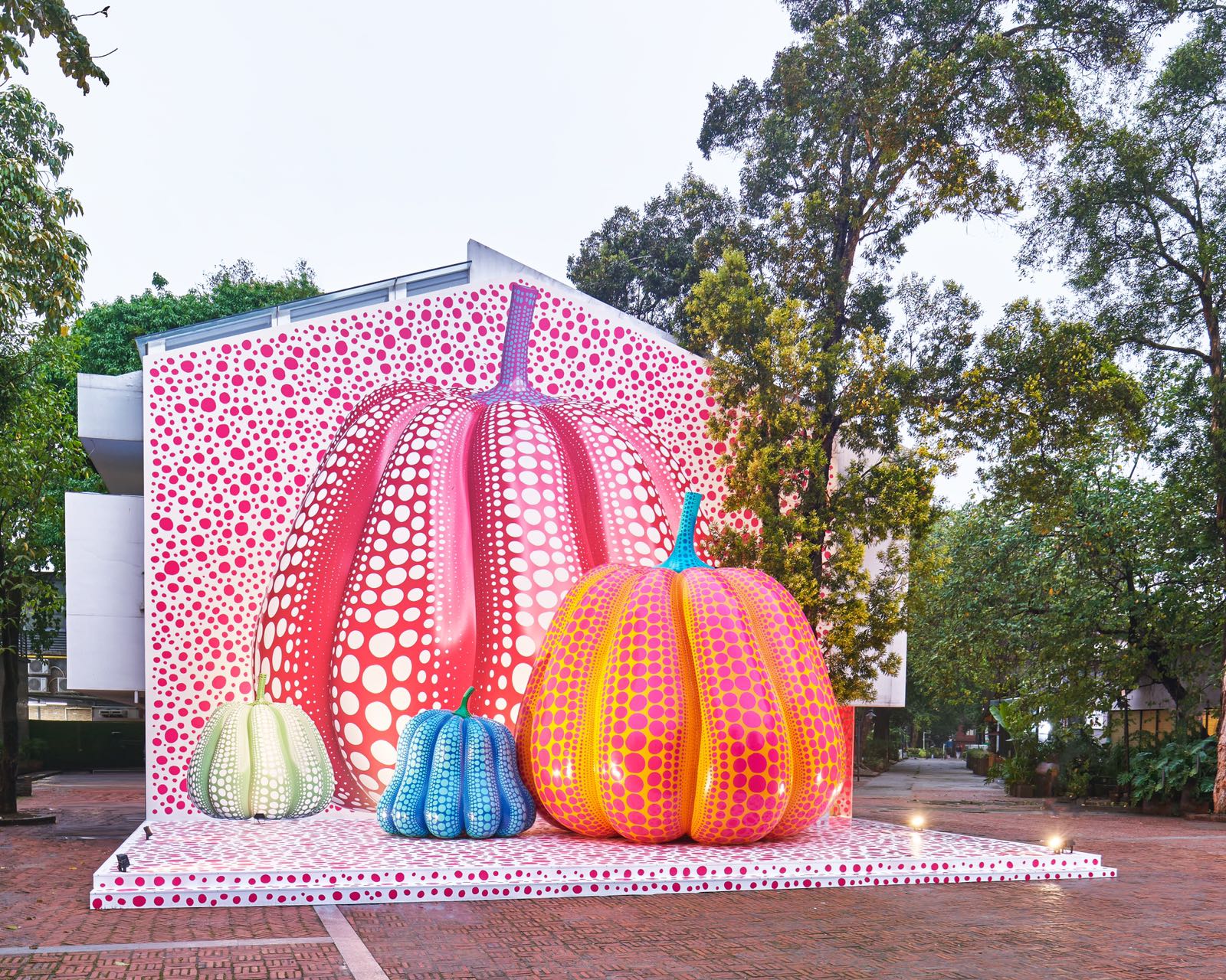 Yayoi Kusama X Louis Vuitton - Installation - Art for breakfast